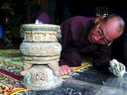 Hòa thượng Thích Lưu Hòa bên lư trầm quí tại chùa Trúc Lâm